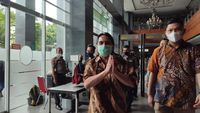 Tampilan Ade Armando Terkini Saat Akan Jadi Saksi Sidang Pengeroyokannya