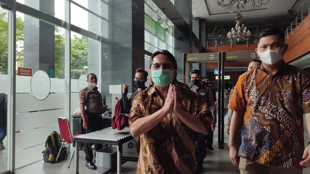 Tampilan Ade Armando Terkini Saat Akan Jadi Saksi Sidang Pengeroyokannya Tampilan Ade Armando Terkini Saat Akan Jadi Saksi Sidang Pengeroyokannya