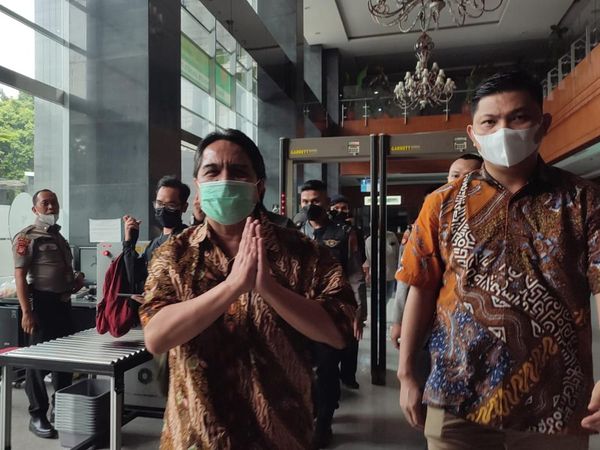 Tampilan Ade Armando Terkini Saat Akan Jadi Saksi Sidang Pengeroyokannya