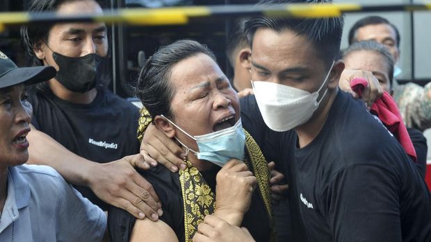 Ibu almarhum Brigadir Nofriansyah Yosua Hutabarat atau Brigadir J, Rosti Simanjuntak (tengah) didampingi kerabatnya histeris saat mendatangi makam anaknya sebelum pelaksanaan autopsi ulang di Sungai Bahar, Muarojambi, Jambi, Rabu (27/7/2022). Autopsi ulang yang berlangsung selama enam jam itu dilakukan atas permintaan keluarga dalam mencari keadilan dan pengungkapan kasus. ANTARA FOTO/Wahdi Septiawan/nym.