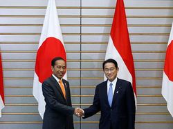 Momen Jokowi  Bertemu PM Jepang, Tersenyum dan Jabat Tangan Erat