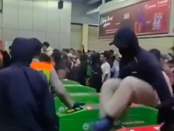 Viral Suporter Bola Terobos Gate-Tak Bayar Tiket di Stasiun Manggarai