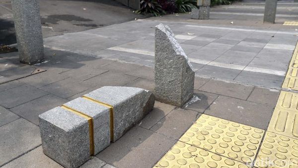 Waduh, Tiang Beton Penghalang Motor di Trotoar Kemang Patah