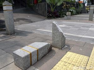 Waduh, Tiang Beton Penghalang Motor di Trotoar Kemang Patah