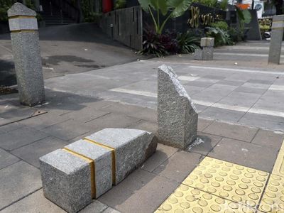 Waduh, Tiang Beton Penghalang Motor di Trotoar Kemang Patah