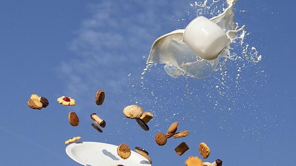 10 Makanan dan Minuman yang Dilempar ke Udara, Hasilnya Keren Banget!