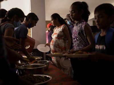 Aksi Relawan Beri Makanan Gratis di Tengah Krisis Ekonomi Sri Lanka