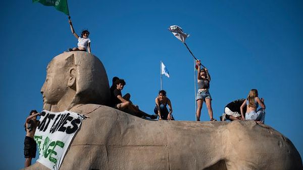 Serukan Perubahan Iklim, Aktivis Naik Patung Sphinx di Italia