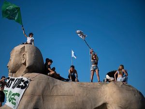 Serukan Perubahan Iklim, Aktivis Naik Patung Sphinx di Italia