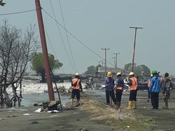 Kisah Tajul Terjang Ombak Demi Terangi Pesisir Karawang