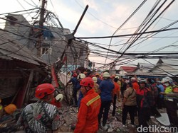 1 Orang Tewas, Begini Suasana Evakuasi Bangunan Roboh di Johar Baru