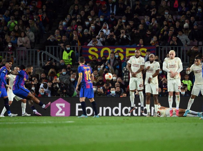 BARCELONA, SPAIN - APRIL 24: Jordi Alba of FC Barcelona prior to a free kick during the La Liga Santander match between FC Barcelona and Cadiz CF at Camp Nou on April 24, 2022 in Barcelona, Spain. (Photo by Pedro Salado/Quality Sport Images/Getty Images)