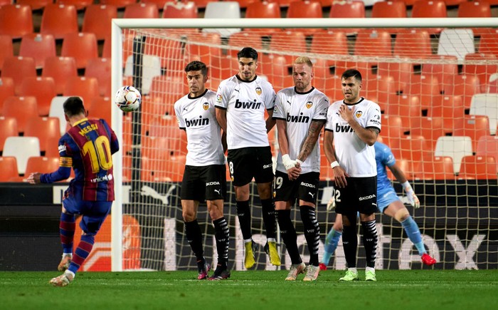 Barcelona Free Kick BARCELONA, SPAIN - APRIL 24: Jordi Alba of FC Barcelona prior to a free kick during the La Liga Santander match between FC Barcelona and Cadiz CF at Camp Nou on April 24, 2022 in Barcelona, Spain. (Photo by Pedro Salado/Quality Sport Images/Getty Images)