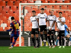 Terakhir Barcelona bikin gol lewat free kick adalah pada awal Mei 2021. Ketika itu Barca menang 3-2 atas Valencia, gol free kick dicetak Lionel Messi (Getty Images)