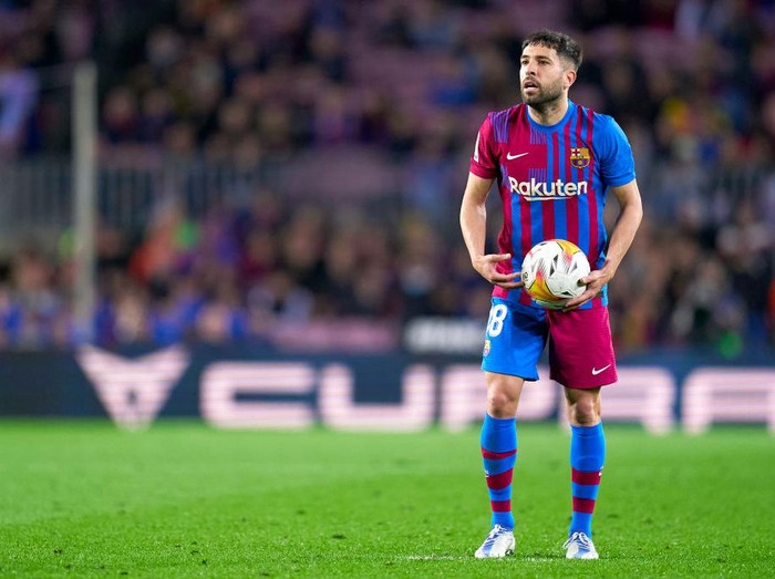 BARCELONA, SPAIN - APRIL 24: Jordi Alba of FC Barcelona prior to a free kick during the La Liga Santander match between FC Barcelona and Cadiz CF at Camp Nou on April 24, 2022 in Barcelona, Spain. (Photo by Pedro Salado/Quality Sport Images/Getty Images)
