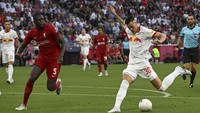 Penyerang 19 tahun itu pun sukses menebar teror ke pertahanan Liverpool. Foto: Getty Images/Hans Peter Lottermoser