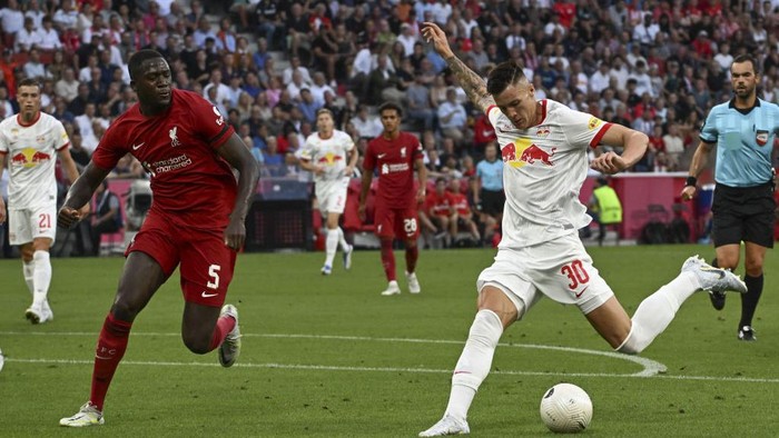Benjamin Sesko SALZBURG, AUSTRIA - JULY 27: Ibrahima Konate of Liverpool and Benjamin Sesko of Salzburg during the pre-season friendly match between FC Red Bull Salzburg and FC Liverpool at Red Bull Arena on July 27, 2022 in Salzburg, Austria. (Photo by Hans Peter Lottermoser/SEPA.Media /Getty Images)