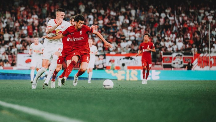 Benjamin Sesko SALZBURG, AUSTRIA - JULY 27: Benjamin Sesko (L) of Salzburg fights for the ball with Curtis Jones of Liverpool during the friendly match between FC Red Bull Salzburg and Liverpool FC at Red Bull Arena on July 27, 2022 in Salzburg, Austria. (Photo by Andreas Schaad - FC Red Bull Salzburg/FC Red Bull Salzburg via Getty Images)