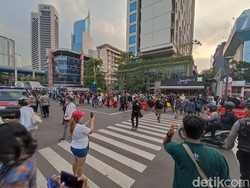 ABG Ngeyel Catwalk di Zebra Cross Dukuh Atas, Petugas: Gunakan Trotoar
