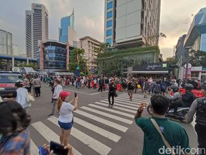 ABG Ngeyel Catwalk di Zebra Cross Dukuh Atas, Petugas: Gunakan Trotoar ABG Ngeyel Catwalk di Zebra Cross Dukuh Atas, Petugas: Gunakan Trotoar
