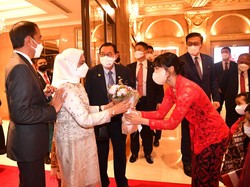 Momen Jokowi-Iriana Disambut Dita Karang Secret Number di Seoul