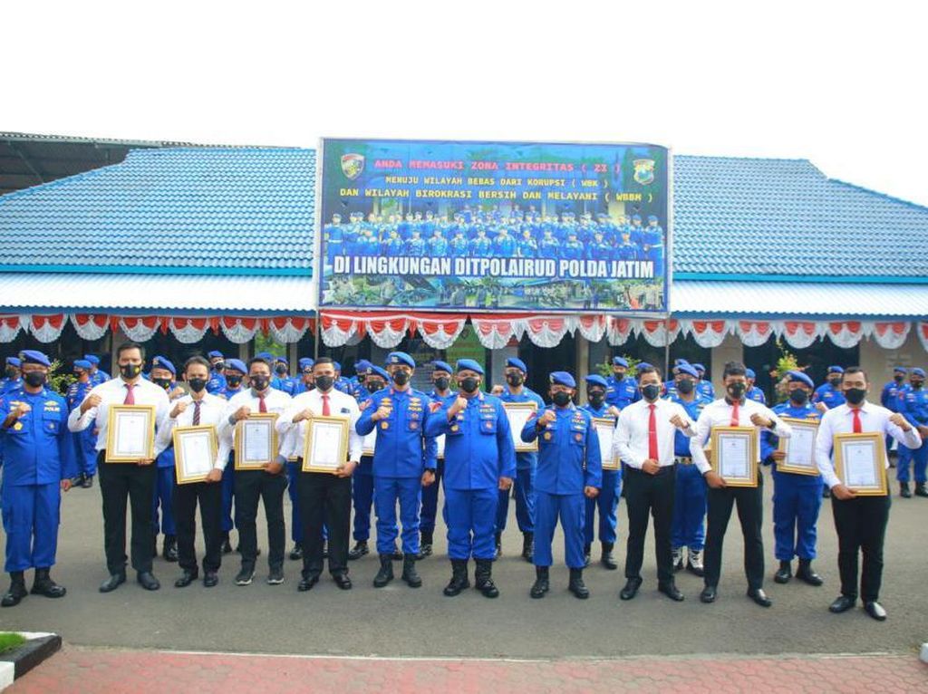 13 Personel Ditpolairud Polda Jatim Raih Penghargaan Berkat Lobster 13 Personel Ditpolairud Polda Jatim Raih Penghargaan Berkat Lobster