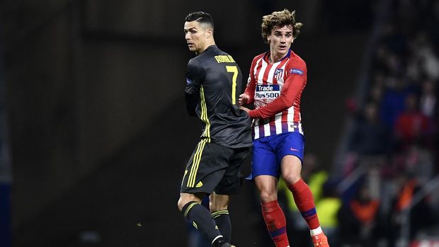 Juventus' Portuguese forward Cristiano Ronaldo and Atletico Madrid's French forward Antoine Griezmann (R) react during the UEFA Champions League round of 16 first leg football match between Club Atletico de Madrid and Juventus FC at the Wanda Metropolitan stadium in Madrid on February 20, 2019. (Photo by OSCAR DEL POZO / AFP)
