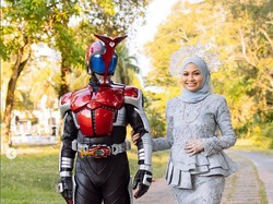 Viral Foto Pernikahan Ksatria Baja Hitam dengan Pengantin Berhijab