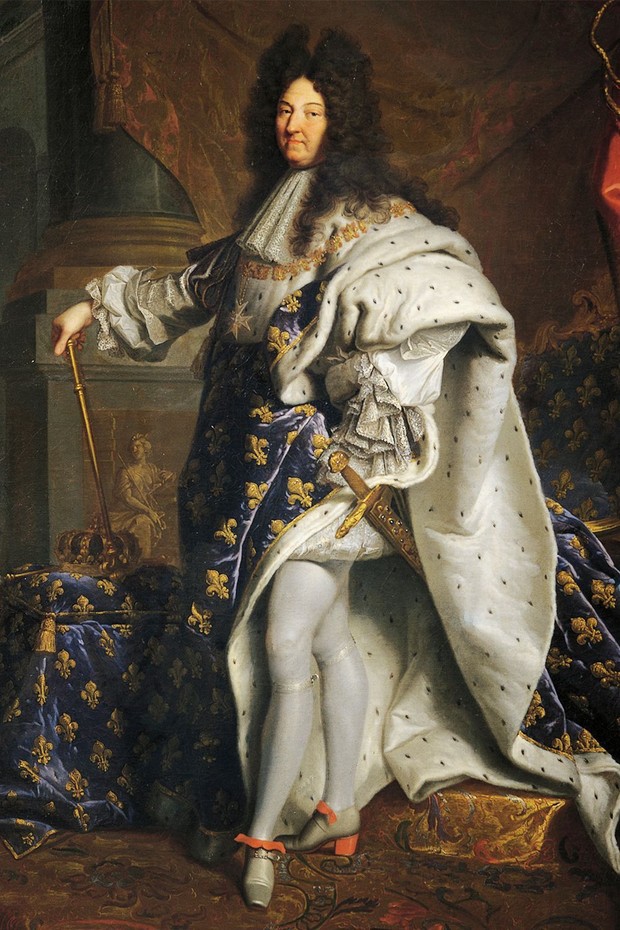 King Louis XIV yang memakai sepatu heels dan stoking putih/