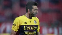 Gianluigi Buffon meninggalkan Parma untuk gabung Juventus dengan memecahkan rekor transfer pada 2001. Usai berkarier bersama Juventus dan Paris Saint-Germain, Buffon balik ke Parma pada 2021. Foto: Getty Images/Marco Luzzani