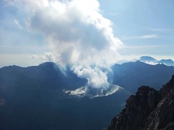 Mengenal Gunung Raung: Lokasi, Kawah, Ketinggian, Tipe Letusan, dan Sejarahnya