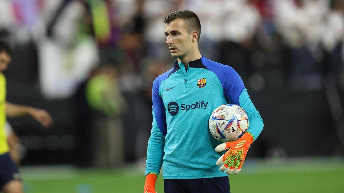 Barcelona memperpanjang kontrak Inaki Pena, lalu meminjamkannya ke Elche sampai akhir musim ini. (Foto: Getty Images/James Williamson - AMA)