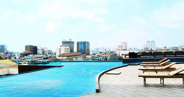 Infinity pool Merlynn Park/ Foto: instagram.com/merlynnparkhotel Rekomendasi hotel di jakarta