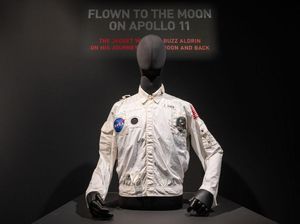 Lelang Jaket Astronaut Buzz Aldrin saat ke Bulan Tembus Rp 41 M Lelang Jaket Astronaut Buzz Aldrin saat ke Bulan Tembus Rp 41 M