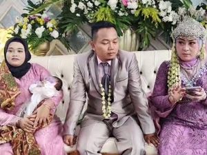 Heboh Istri Gendong Anak Temani Suami di Pelaminan dengan Wanita Lain Heboh Istri Gendong Anak Temani Suami di Pelaminan dengan Wanita Lain