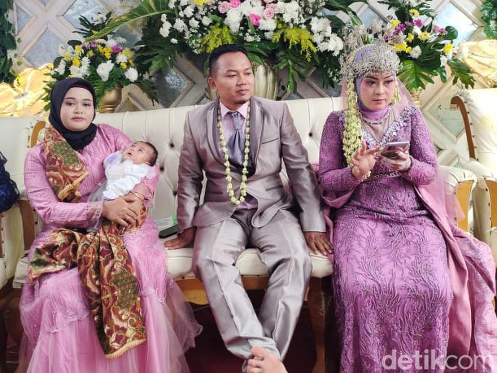 Most Pop Sepekan: Viral Istri Sambil Gendong Bayi Dampingi Suami Nikah Lagi Most Pop Sepekan: Viral Istri Sambil Gendong Bayi Dampingi Suami Nikah Lagi