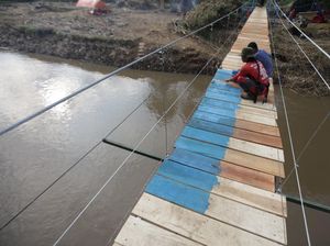 Jembatan Putus Diterjang Banjir Bandang di Garut Bisa Diakses Lagi Jembatan Putus Diterjang Banjir Bandang di Garut Bisa Diakses Lagi