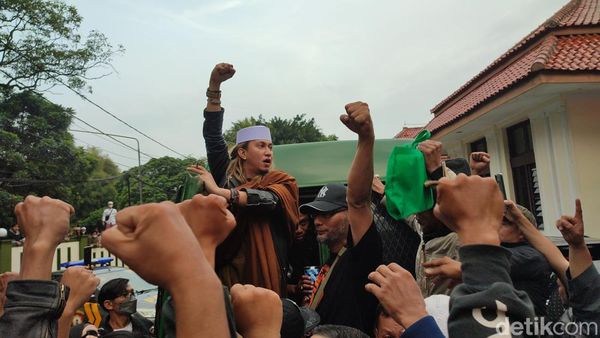 Kepalan Tangan Habib Bahar Usai Dituntut 5 Tahun Penjara