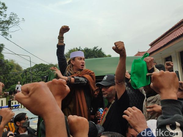 Kepalan Tangan Habib Bahar Usai Dituntut 5 Tahun Penjara