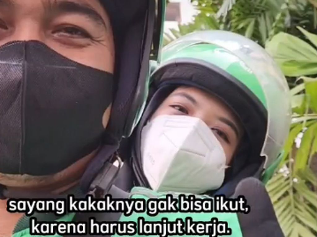 Viral Aksi Tak Terduga Penumpang Ojol ke Driver, Lakukan Hal Mengharukan Ini Viral Aksi Tak Terduga Penumpang Ojol ke Driver, Lakukan Hal Mengharukan Ini