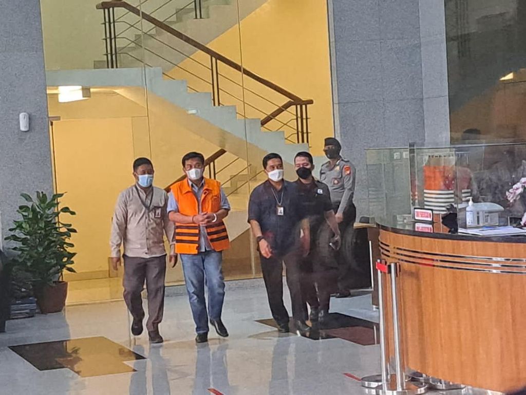 KPK Kembali Tahan 1 Tersangka Kasus Korupsi Stadion Mandala Krida KPK Kembali Tahan 1 Tersangka Kasus Korupsi Stadion Mandala Krida