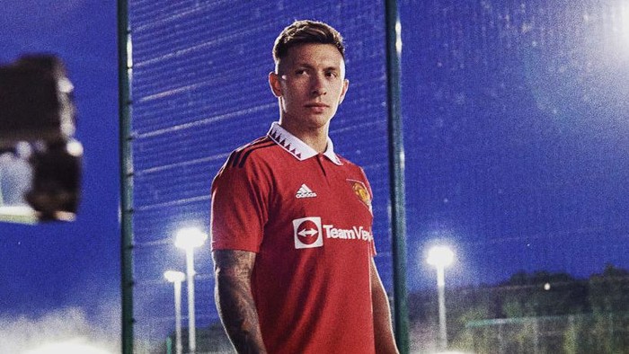 MANCHESTER, ENGLAND - JULY 26: (EXCLUSIVE COVERAGE) Lisandro Martinez of Manchester United poses after signing for the club at Carrington Training Ground on July 26, 2022 in Manchester, England. (Photo by Manchester United/Manchester United via Getty Images)