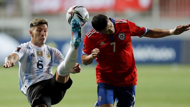 Argentina's Lisandro Martinez, left, and Chile's Alexis Sanchez battle for the ball during a qualifying soccer match for the FIFA World Cup Qatar 2022 in Calama, Chile, Thursday, Jan. 27, 2022. (Javier Torres, Pool via AP)