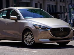 Harga Sama-sama Rp 338,8 Juta, Pilih Mazda 2 Sedan Apa Hatchback?