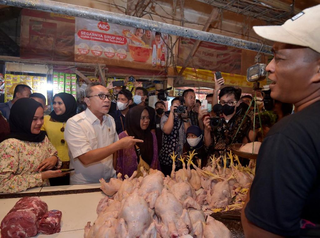 Zulhas Blusukan ke Pasar di Serang, Klaim Harga-harga Turun