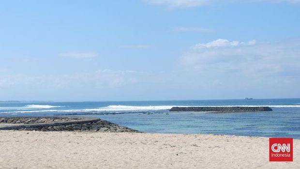 Mengintip suasana pantai di balik Sofitel Nusa Dua, Bali, Rabu (27/7),