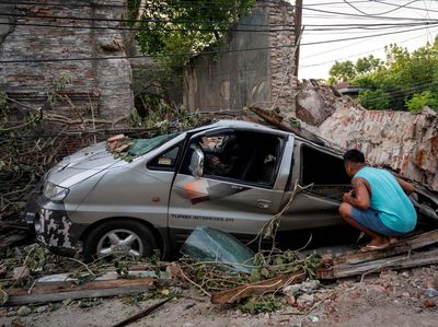 Mobil-mobil ini Ringsek Akibat Gempa Filipina