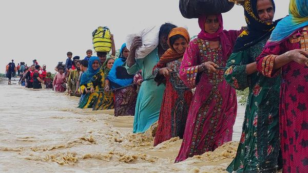 Momen Warga Pakistan Terjang Banjir, Pegangan Tali dan Basah-basahan