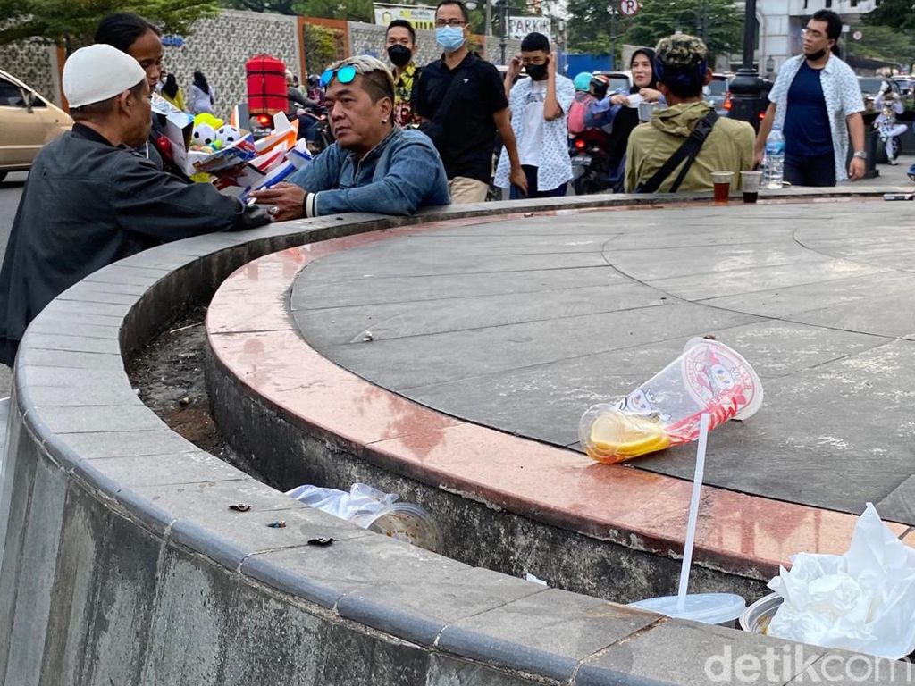 Kusamnya Monumen Dasasila Bandung yang Akrab dengan Sampah