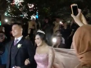 Viral Pengantin Catwalk dan Foto di Citayam Fashion Week Sebelum Dibubarkan Viral Pengantin Catwalk dan Foto di Citayam Fashion Week Sebelum Dibubarkan